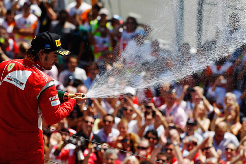 Fernando Alonso riega con champán a sus mecánicos en el GP de Europa 2011