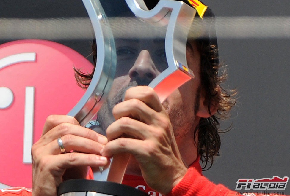 Alonso mira a través de su trofeo en el GP de Europa 2011