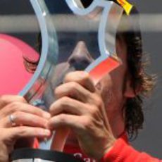 Alonso mira a través de su trofeo en el GP de Europa 2011