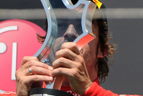 Alonso mira a través de su trofeo en el GP de Europa 2011