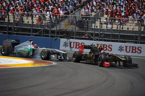 Schumacher rompe su alerón con la rueda trasera de Petrov en Valencia