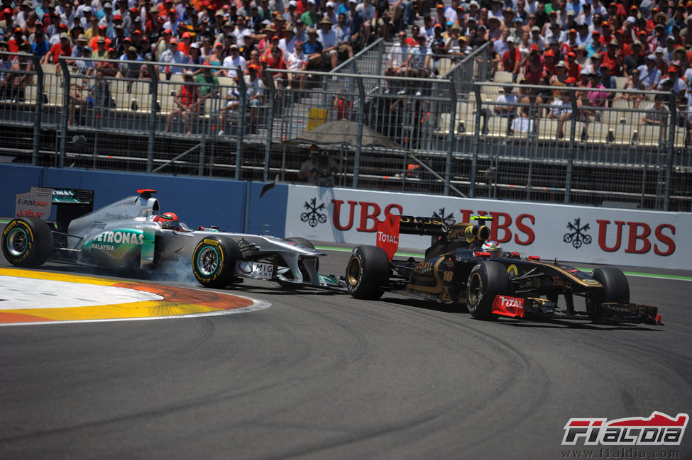 Schumacher rompe su alerón con la rueda trasera de Petrov en Valencia