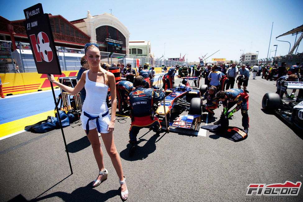 La 'pitbabe' de Sébastien Buemi en el GP de Europa 2011