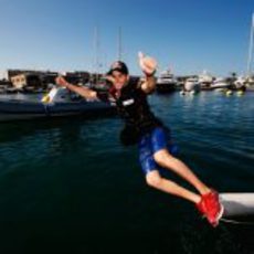 Jaime Alguersuari se tira al agua en el puerto de Valencia