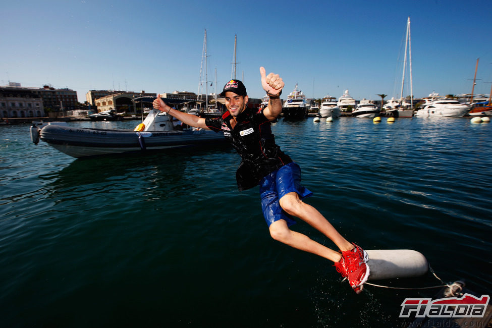 Jaime Alguersuari se tira al agua en el puerto de Valencia