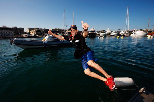 Jaime Alguersuari se tira al agua en el puerto de Valencia