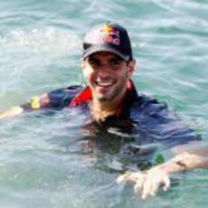 Alguersuari se baña en el mar Mediterráneo en Valencia