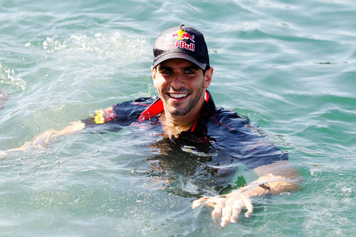 Alguersuari se baña en el mar Mediterráneo en Valencia