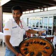 Karthikeyan posa con el plato típico del GP de Europa 2011