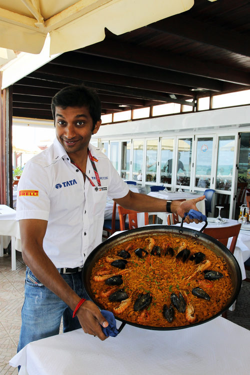 Karthikeyan posa con el plato típico del GP de Europa 2011