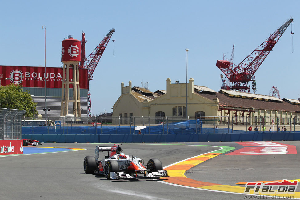 Karthikeyan con el F111 en el GP de Europa 2011