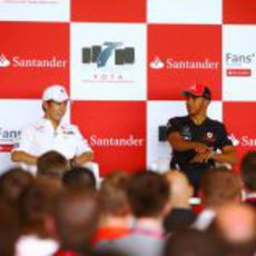 Kamui Kobayashi y Lewis Hamilton en el encuentro de la FOTA con los fans