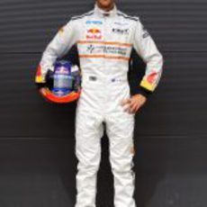 Foto oficial de Ricciardo como piloto de HRT