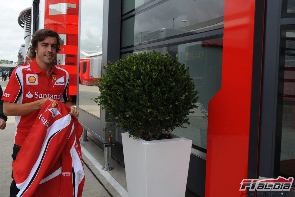 Fernando Alonso llega a Silverstone