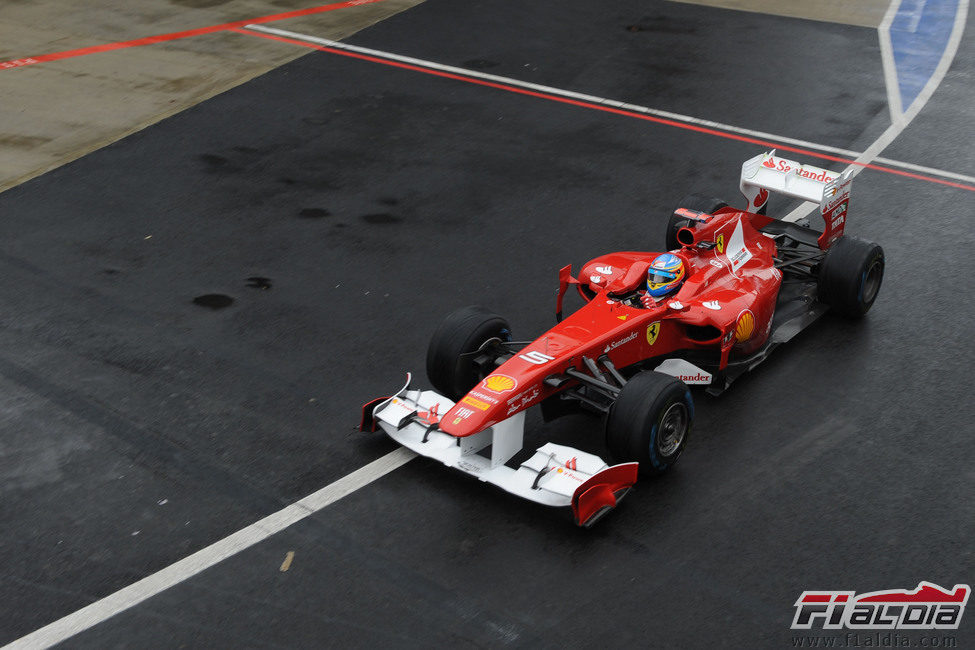 Alonso sale a pista en los libres del GP de Gran Bretaña 2011