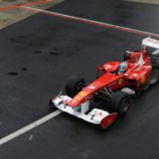 Alonso sale a pista en los libres del GP de Gran Bretaña 2011