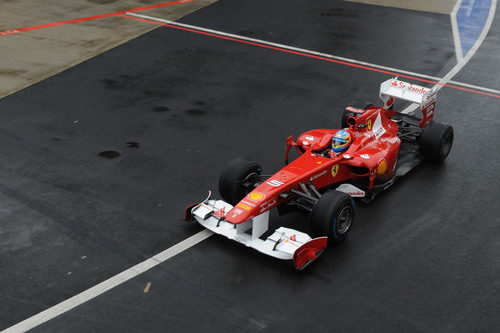 Alonso sale a pista en los libres del GP de Gran Bretaña 2011