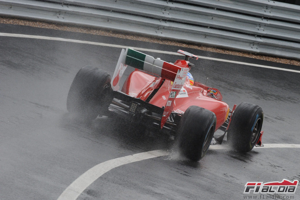 Alonso sobre el agua de Silverstone