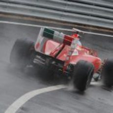 Alonso sobre el agua de Silverstone