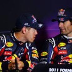 Vettel habla con Webber en la rueda de prensa de la FIA tras la clasificación