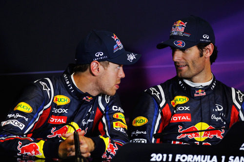 Vettel habla con Webber en la rueda de prensa de la FIA tras la clasificación