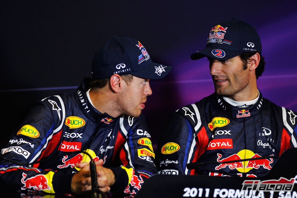 Vettel habla con Webber en la rueda de prensa de la FIA tras la clasificación