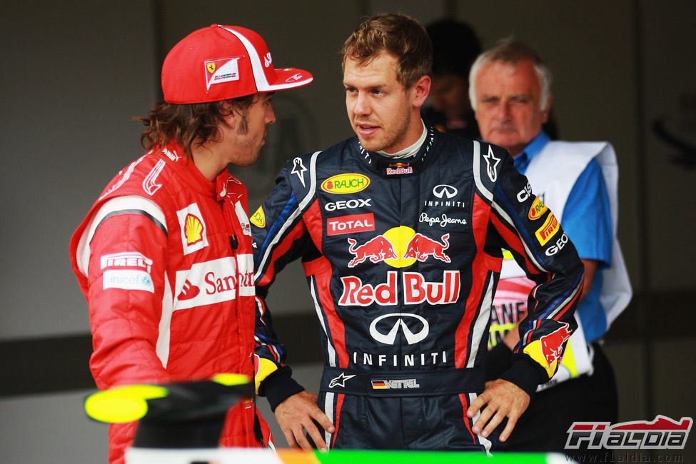 Alonso y Vettel hablan tras bajarse de sus coches en el GP de Gran Bretaña 2011