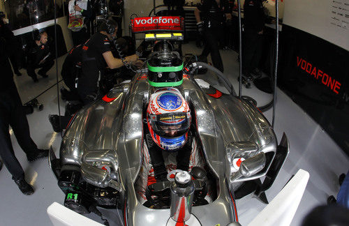 Button en su box, listo para los libres 3 del GP de Gran Bretaña 2011