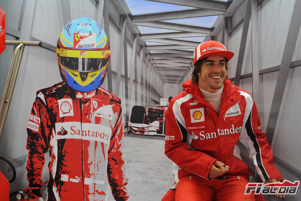 Alonso, contento en su box de Silverstone