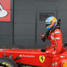 Fernando Alonso se baja de su monoplaza en Silverstone