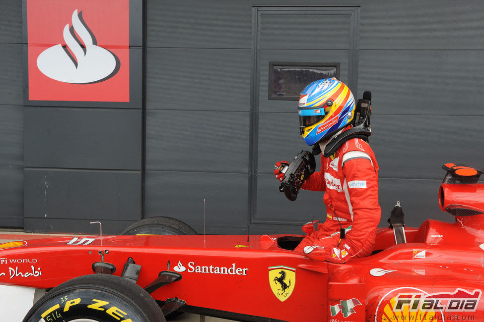 Fernando Alonso se baja de su monoplaza en Silverstone