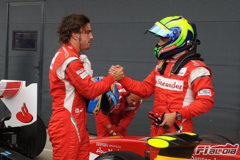 Alonso y Massa se felicitan por su clasificación del GP de Gran Bretaña 2011