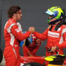 Alonso y Massa se felicitan por su clasificación del GP de Gran Bretaña 2011