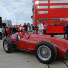 Fernando Alonso a los mandos del Ferrari 375 F1 en Silverstone 2011