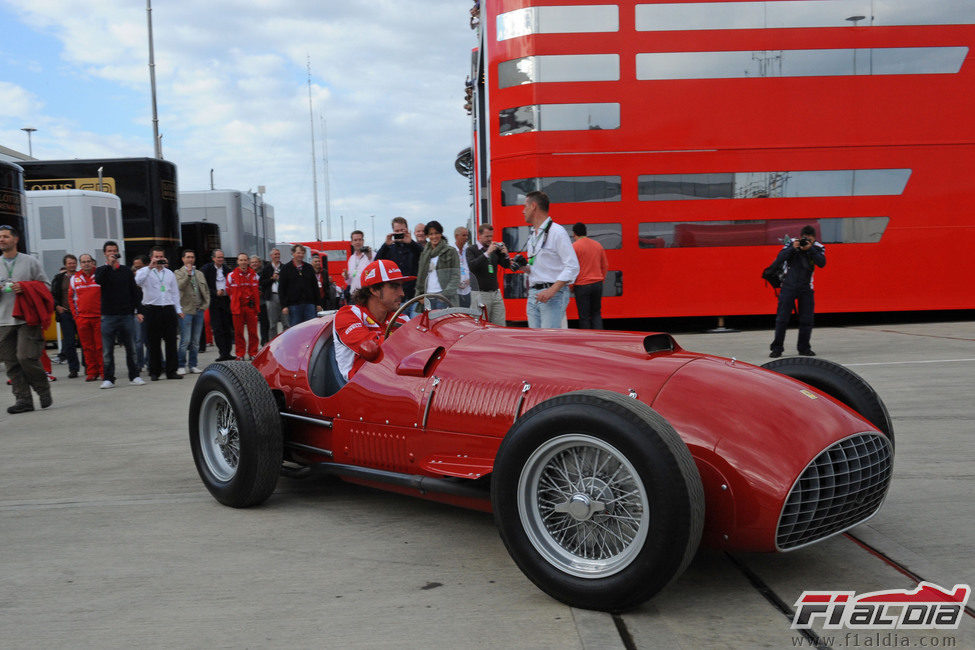 Fernando Alonso a los mandos del Ferrari 375 F1 en Silverstone 2011