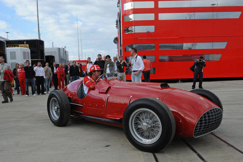 Fernando Alonso a los mandos del Ferrari 375 F1 en Silverstone 2011