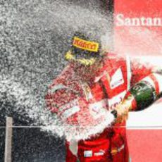 Alonso descorcha el champán en Silverstone 2011