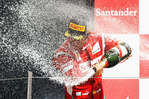 Alonso descorcha el champán en Silverstone 2011