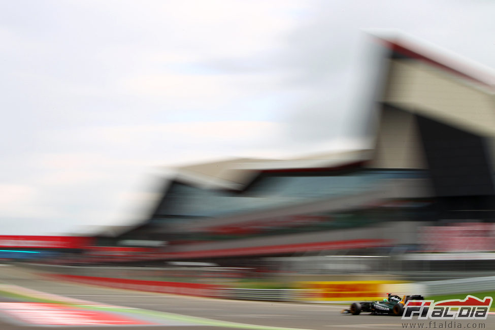 Kovalainen rodando en Silverstone 2011