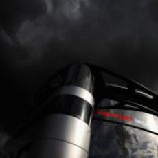 Nubes negras sobre el 'motorhome' de McLaren en Silverstone