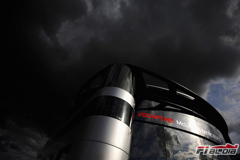 Nubes negras sobre el 'motorhome' de McLaren en Silverstone