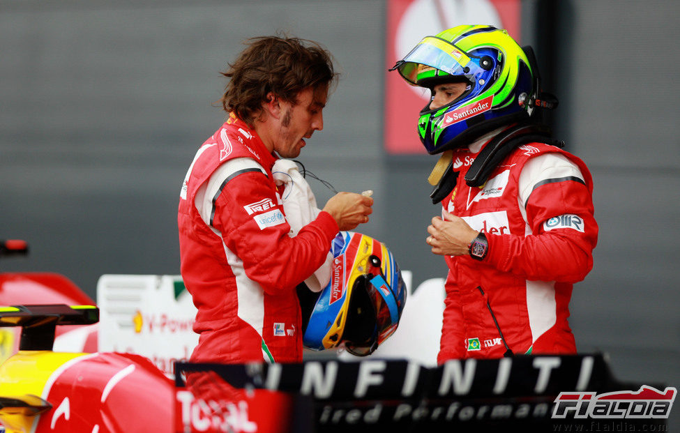 Alonso y Massa tras la sesión de clasificación del GP de Gran Bretaña 2011