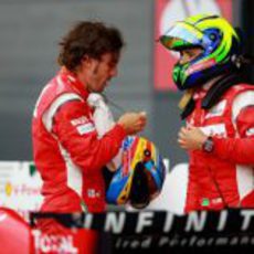 Alonso y Massa tras la sesión de clasificación del GP de Gran Bretaña 2011