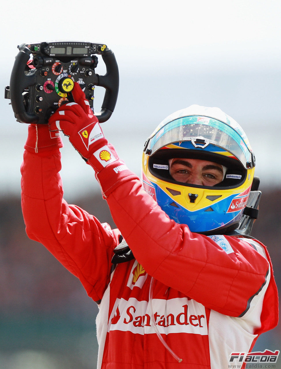 Alonso gana en Silverstone y señala el logo de Ferrari