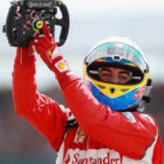 Alonso gana en Silverstone y señala el logo de Ferrari