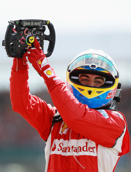 Alonso gana en Silverstone y señala el logo de Ferrari