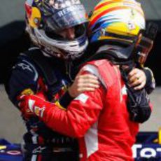 Vettel y Alonso se abrazan tras la carrera de Silverstone 2011