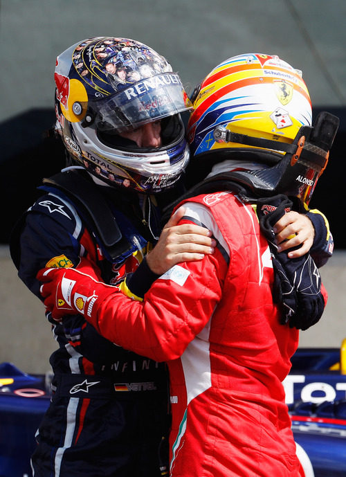 Vettel y Alonso se abrazan tras la carrera de Silverstone 2011