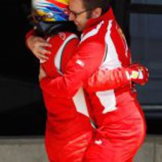 Alonso y Domenicali se abrazan tras una gran victoria en Silverstone 2011