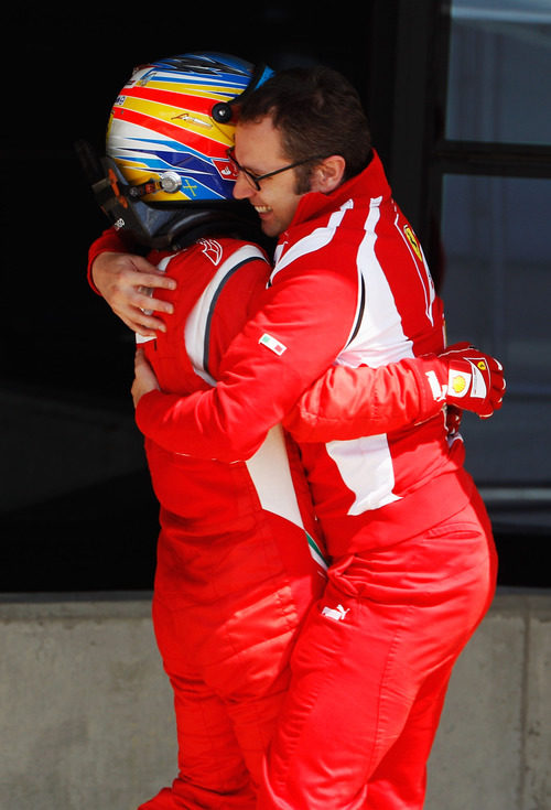 Alonso y Domenicali se abrazan tras una gran victoria en Silverstone 2011